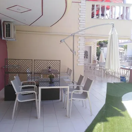 Ξενοδοχείο με διαμερίσματα Petros House 3*