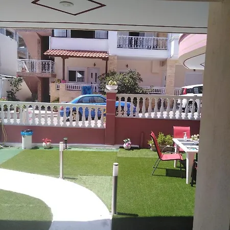 Petros House アパートホテル