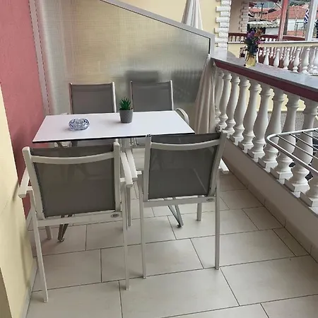 Petros House سارتي