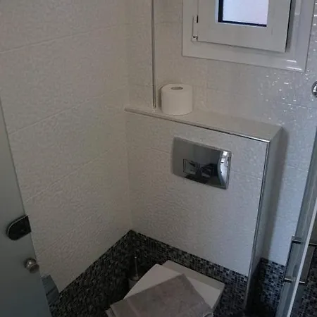 Petros House サルティ