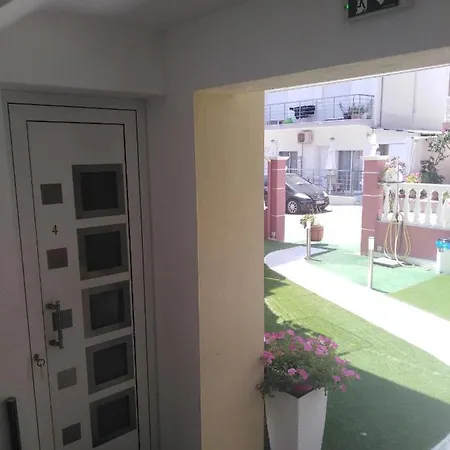 Petros House מלון דירות 3*