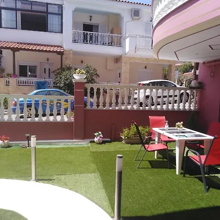 מלון דירות Petros House