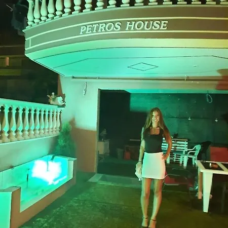 מלון דירות Petros House 3*