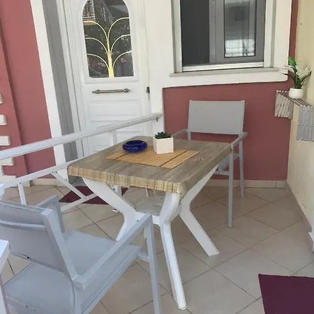 Petros House מלון דירות 3*